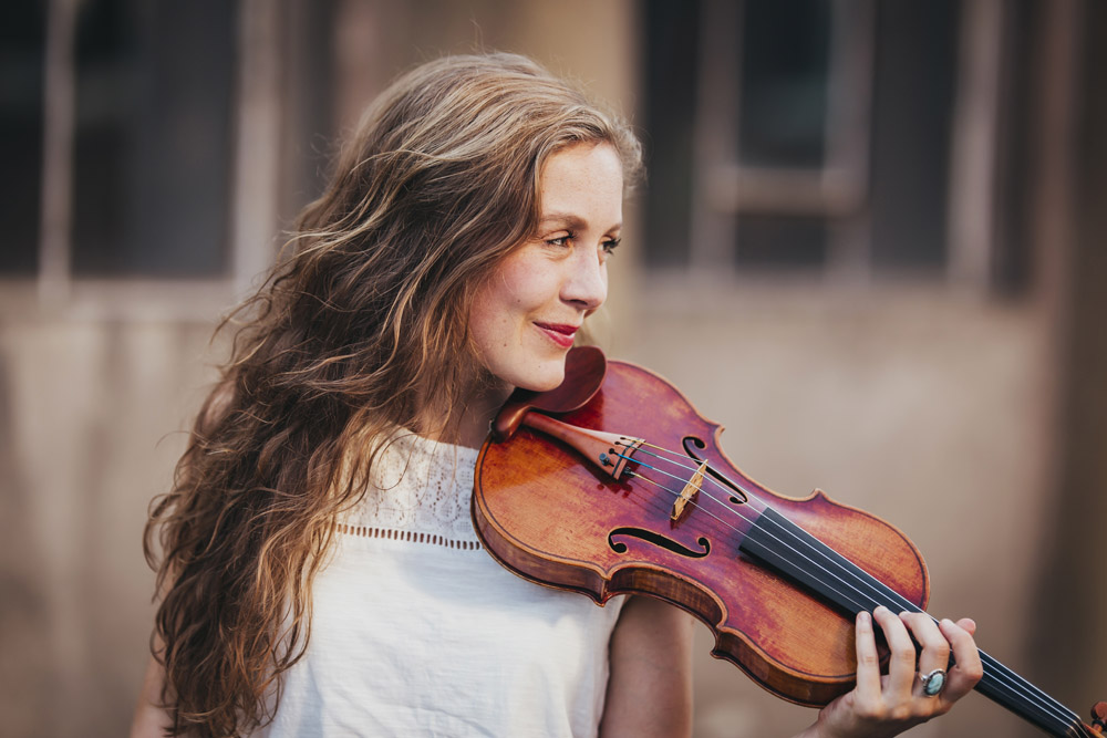 Eine Frau im Halbporträt mit Geige